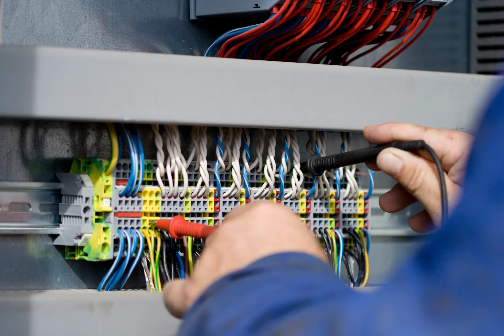 Elektriker bei der Elektroinstallation